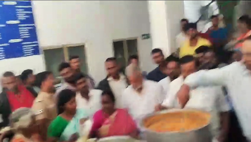 வெள்ளம் பாதித்த பகுதிகளில் பொதுமக்களுக்கு உணவு வழங்கிய அமைச்சர்கள்