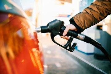 Los combustibles caen de precio a las puertas del puente de diciembre