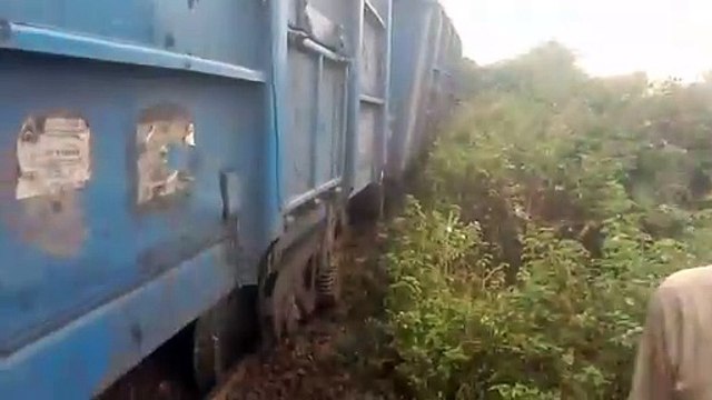 Video : कोयले से भरी मालगाड़ी के पांच डिब्बे पटरी से उतरे