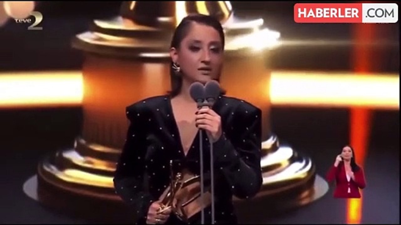 Ecem Erkek ödül töreninde hayvan hakları vurgusu yaptı! Sözleri Cumhurbaşkanı Başdanışmanı'nı bir hayli kızdırdı