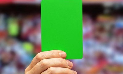 "قريباً" البطاقة الخضراء في كرة القدم