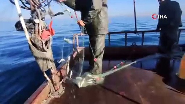 Vanlı balıkçıların dondurucu soğukta zorlu ekmek mücadelesi