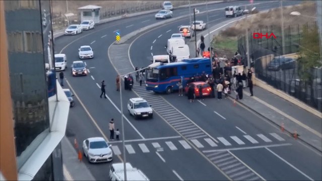 Tutuklu yakınlarından cezaevi aracı ve polis midibüsüne taşlı tekmeli saldırı