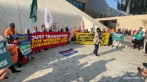 Gli attivisti per il clima protestano alla COP28 di Dubai