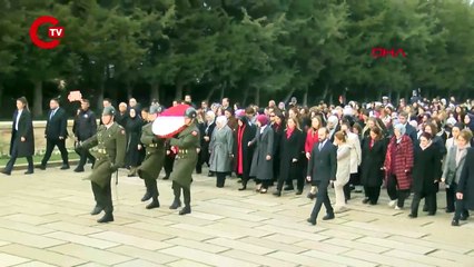 Bakan Göktaş, kadınlarla Anıtkabir'i ziyaret etti