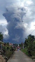 Endonezya'da en aktif yanardağlarından biri olan Merapi yanardağı patladı