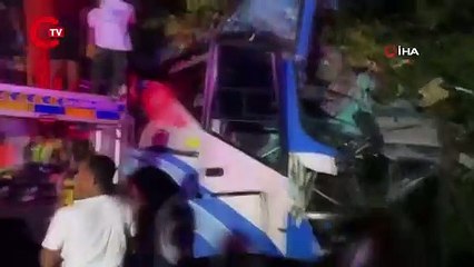 Tayland'da iki katlı otobüs ağaca çarptı 14 ölü, 35 yaralı