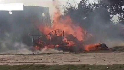 बेतिया: अलाव की चिंगारी से लगी भीषण आग, 3 घर जलकर खाक, देखें वीडियो