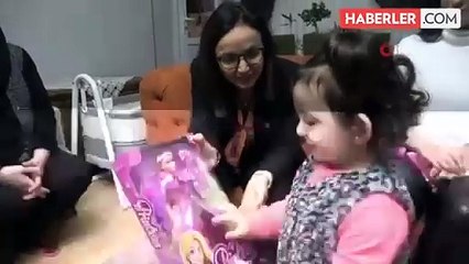 Yalova'da Kız Öğrenciye Şemsiye Hediye Edildi