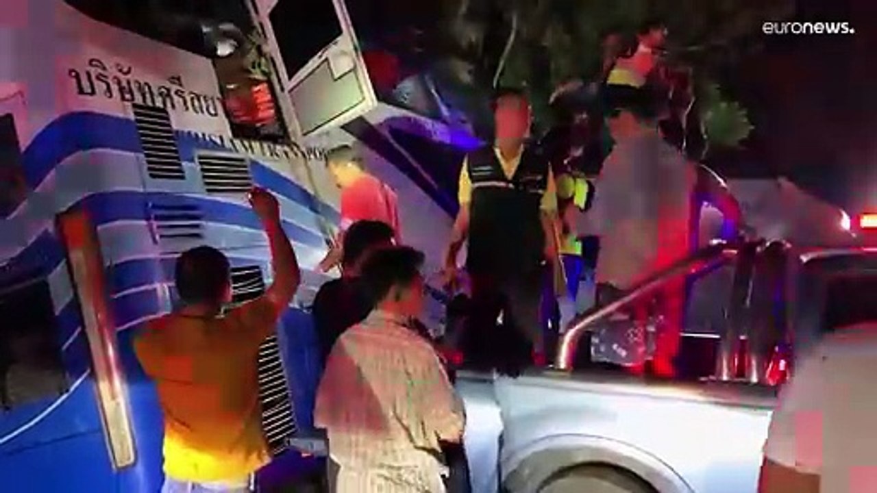 فيديو: مقتل 14 شخصا على الأقل بحادث اصطدام حافل...