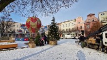 Świąteczny, kolorowy balon stanął na Rynku w Lesznie