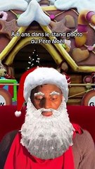 Le petit qui réclame des cadeaux au stand du Père Noël