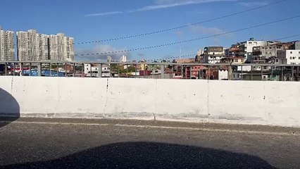 Motorista perde controle e carro capota na Ligação Iguatemi Paralela