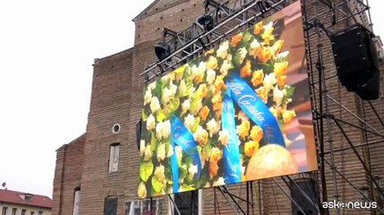 La folla fuori dalla Basilica di Padova per i funerali di Giulia