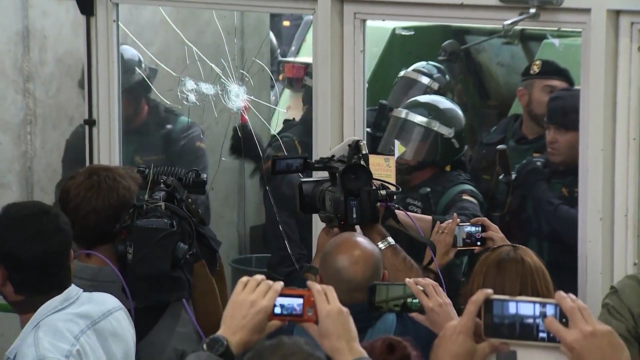 Una jueza de Girona archiva la investigación a 27 policías por las cargas del 1-O