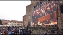 La folla fuori dalla Basilica di Padova per i funerali di Giulia