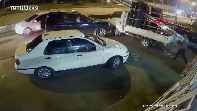 Aynı kamyonete iki kez çarptı: 2 kişi yaralandı