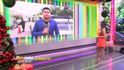 Minibús impactó contra un taxi que estaba estacionado en plena avenida Villazón
