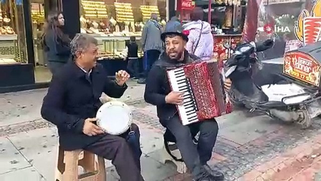 Dilan Polat'ın “Enerji” şarkısına 9 8 lik Roman uyarlama