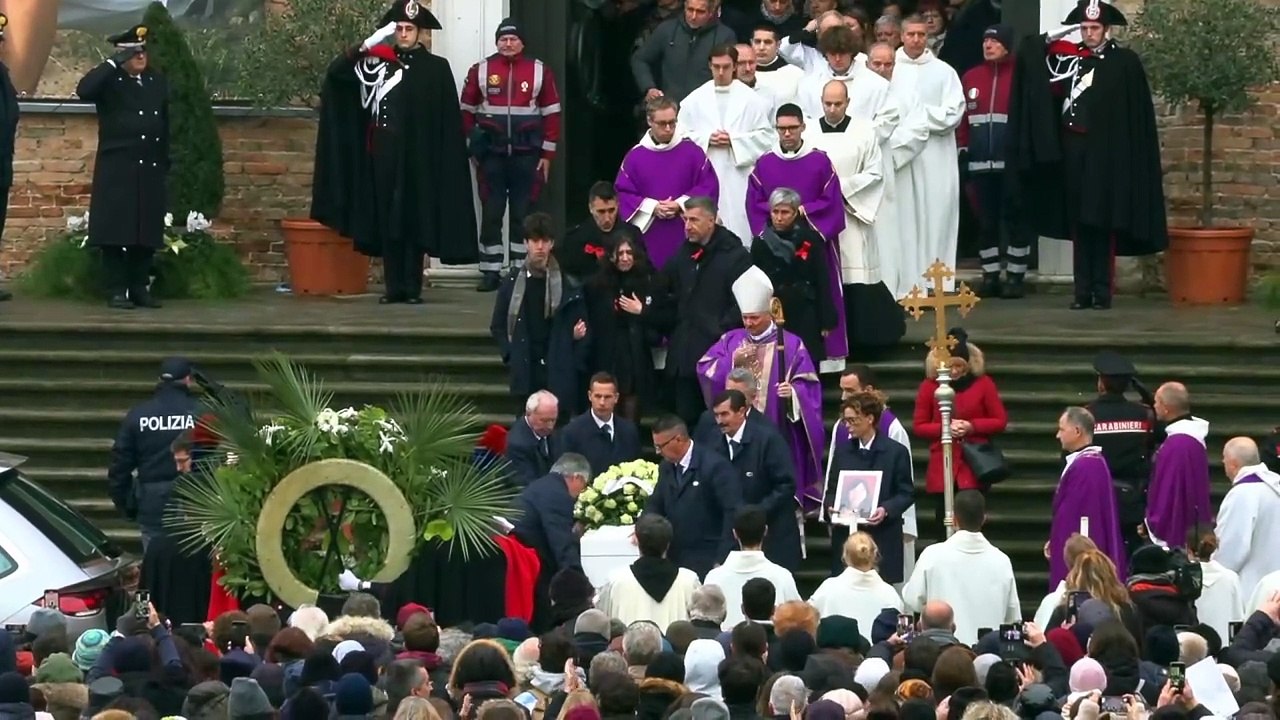 Funerali Giulia Cecchettin, all'uscita del feretro la folla in piazza "fa rumore" agitando le chiavi