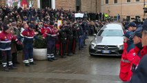 Il carro funebre di Giulia Cecchettin lascia la Basilica: lancio di rose sull'auto