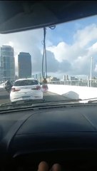 Motorista perde controle e carro capota na Ligação Iguatemi Paralela