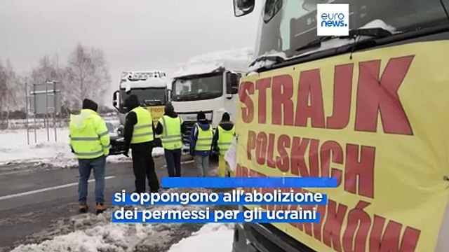 Camionisti esasperati, caos al confine tra Polonia e Ucraina: settimane per varcare la frontiera