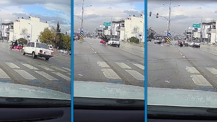 Denizli’de otomobilin elektrikli motosiklete çarptığı kaza anı kamerada: 2 yaralı