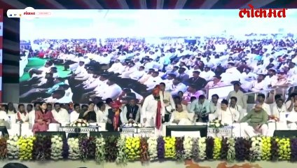 फडणवीसांचा पंकजा मुंडेंना शब्द, नंतर टाळी... नाव घेत काय म्हणाले?