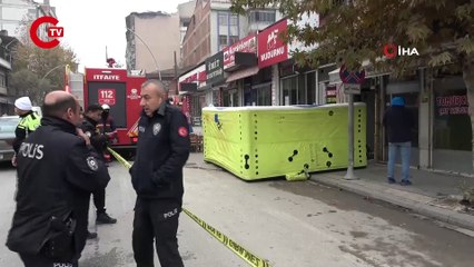 Ağır hasarlı binanın 6. katına çıktı... Pencerede oturdu