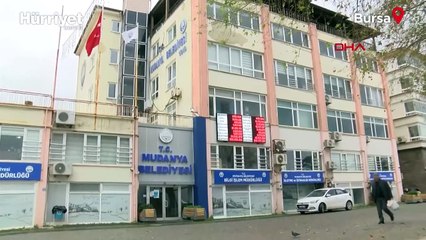 Depremde kolonları çatlayan belediye binası tahliye edildi