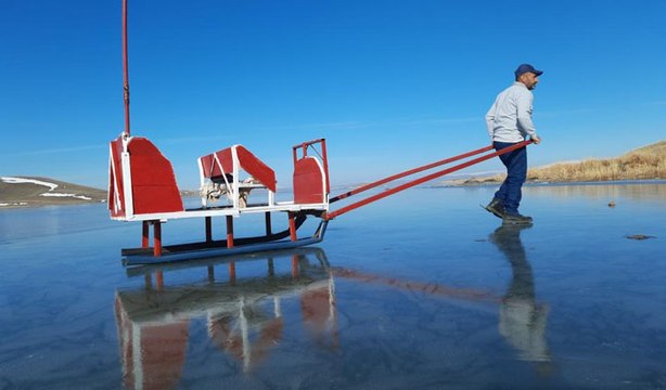 Çıldır Gölü kısmen dondu