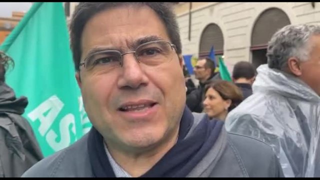 D'Amato in piazza con i medici: risorse in più per la sanità pubblica
