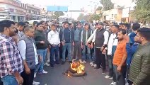 गोगामेड़ी की हत्या: टायर जलाकर लगाया जाम तो कहीं बंद का आहृवान