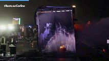Camion distrutto dall'incendio: vigili del fuoco al lavoro