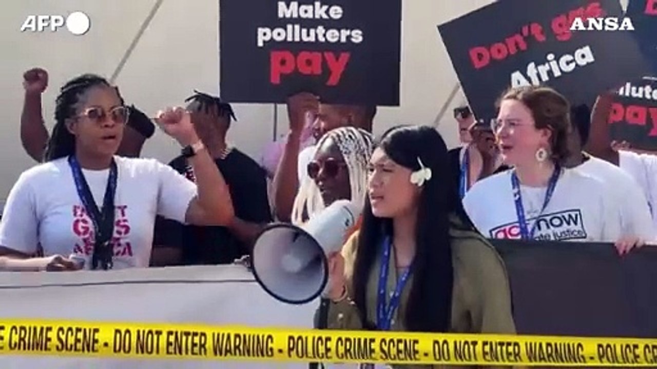 Cop28, attivisti simulano "scena del crimine climatico"
