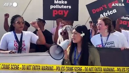 Cop28, attivisti simulano "scena del crimine climatico"