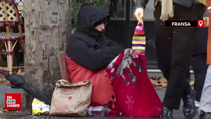 Paris'te binlerce evsiz sokaklarda yatıyor