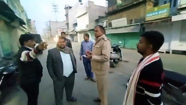 कपड़े की दुकान का शटर तोड़ा, शाह मार्केट से गल्ला उठाया व पीपलिया बाजार में डाला