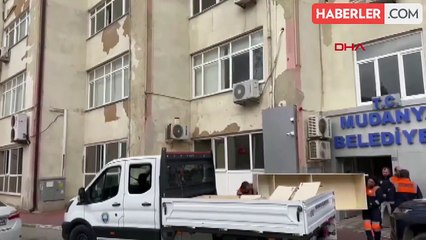 5.1'lik depremde hasar alan Mudanya Belediyesi'nin binası tahliye edildi