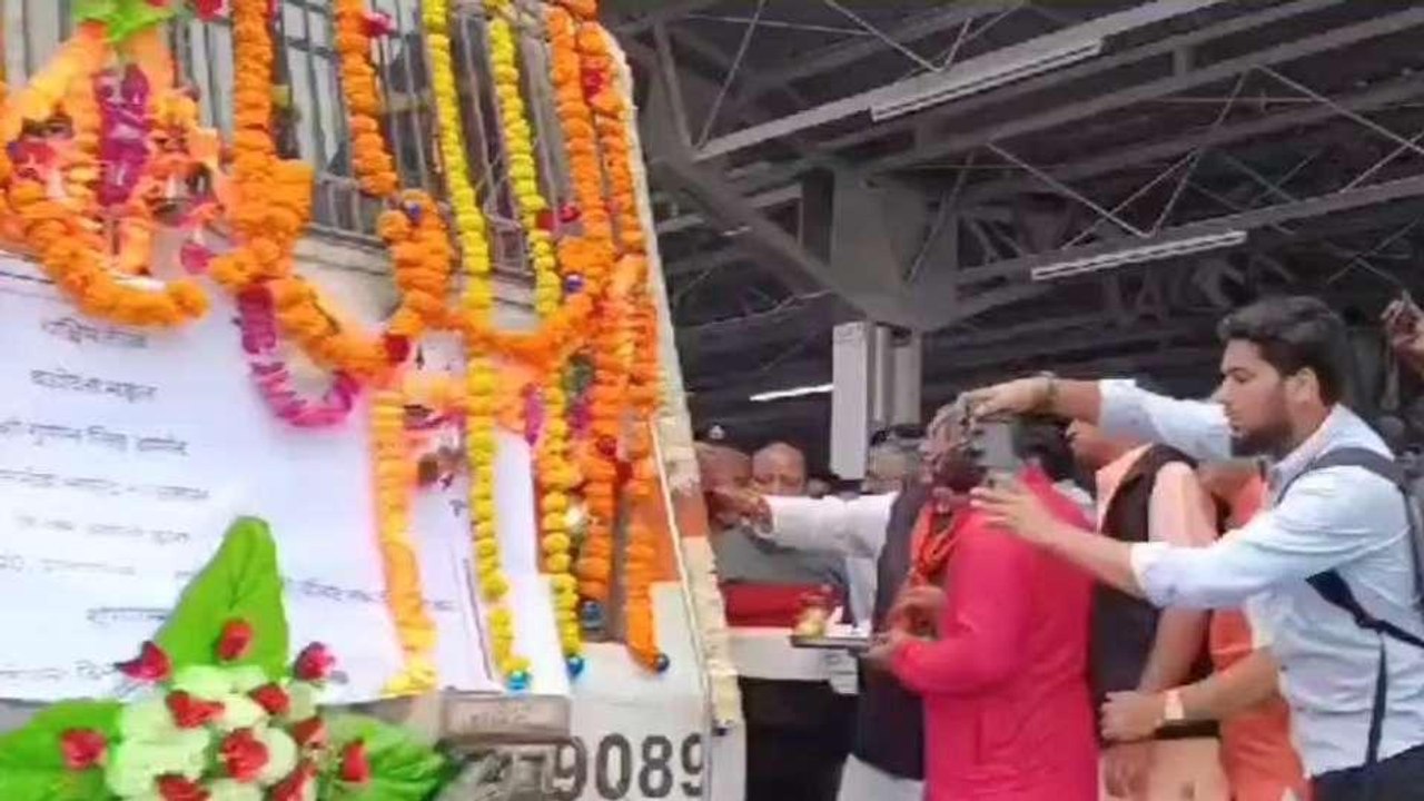 अलीराजपुर: क्षेत्र वासियों को मिली रेल की सौगात, खुशी का माहौल