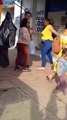Mujeres pelean por hombre frente a tienda