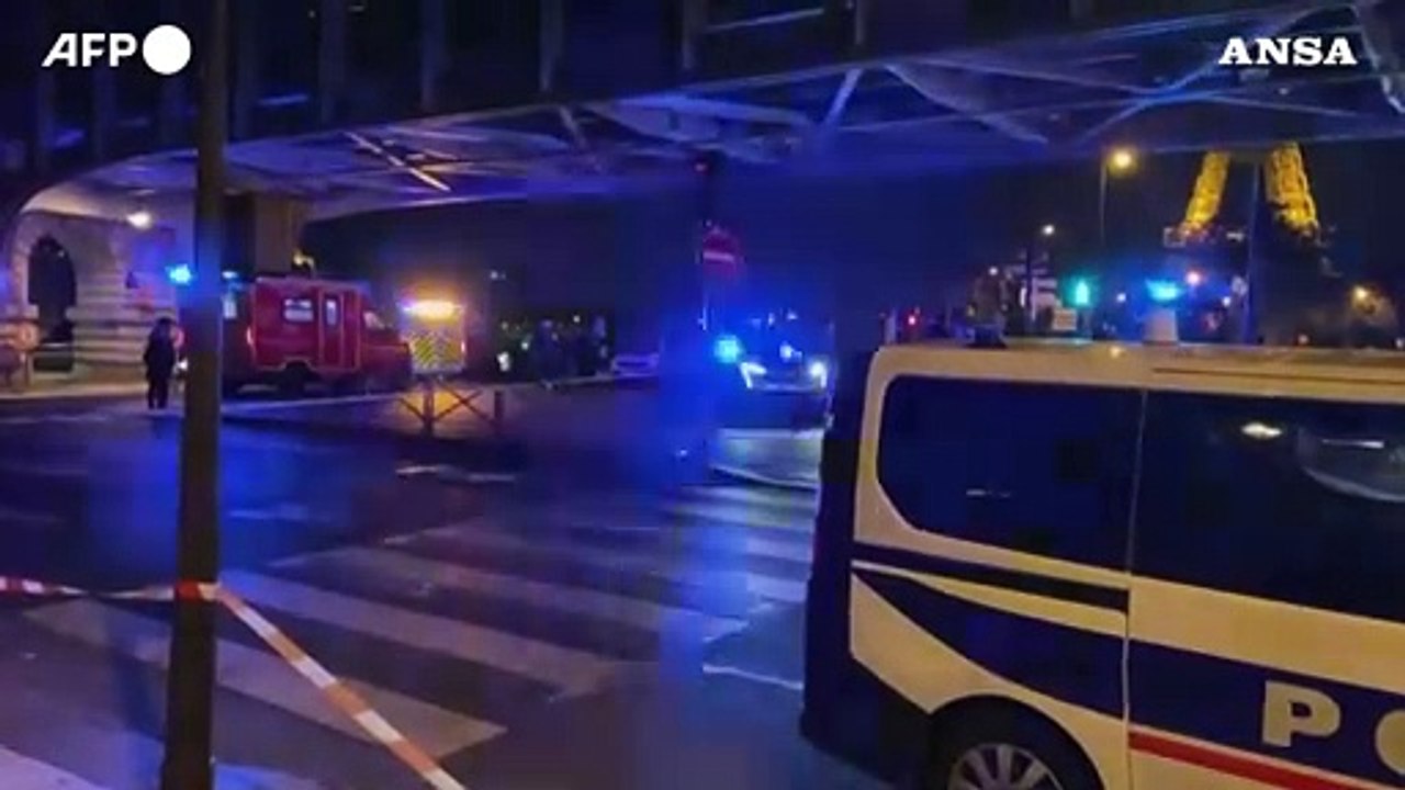 Attentato in Francia, urla "Allah Akbar" contro passanti a Parigi: un morto e alcuni feriti