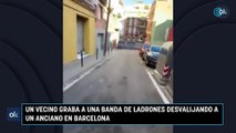 Un vecino graba a una banda de ladrones desvalijando a un anciano en Barcelona