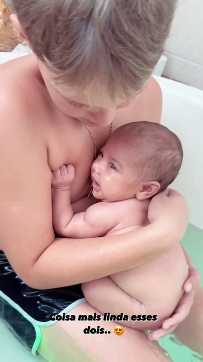 Ex de Neymar e o primeiro filho dão banho em Mavie: "Coisa mais linda"