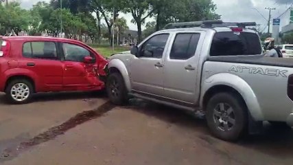 Frontier e Uno se envolvem em acidente na Avenida Brasil