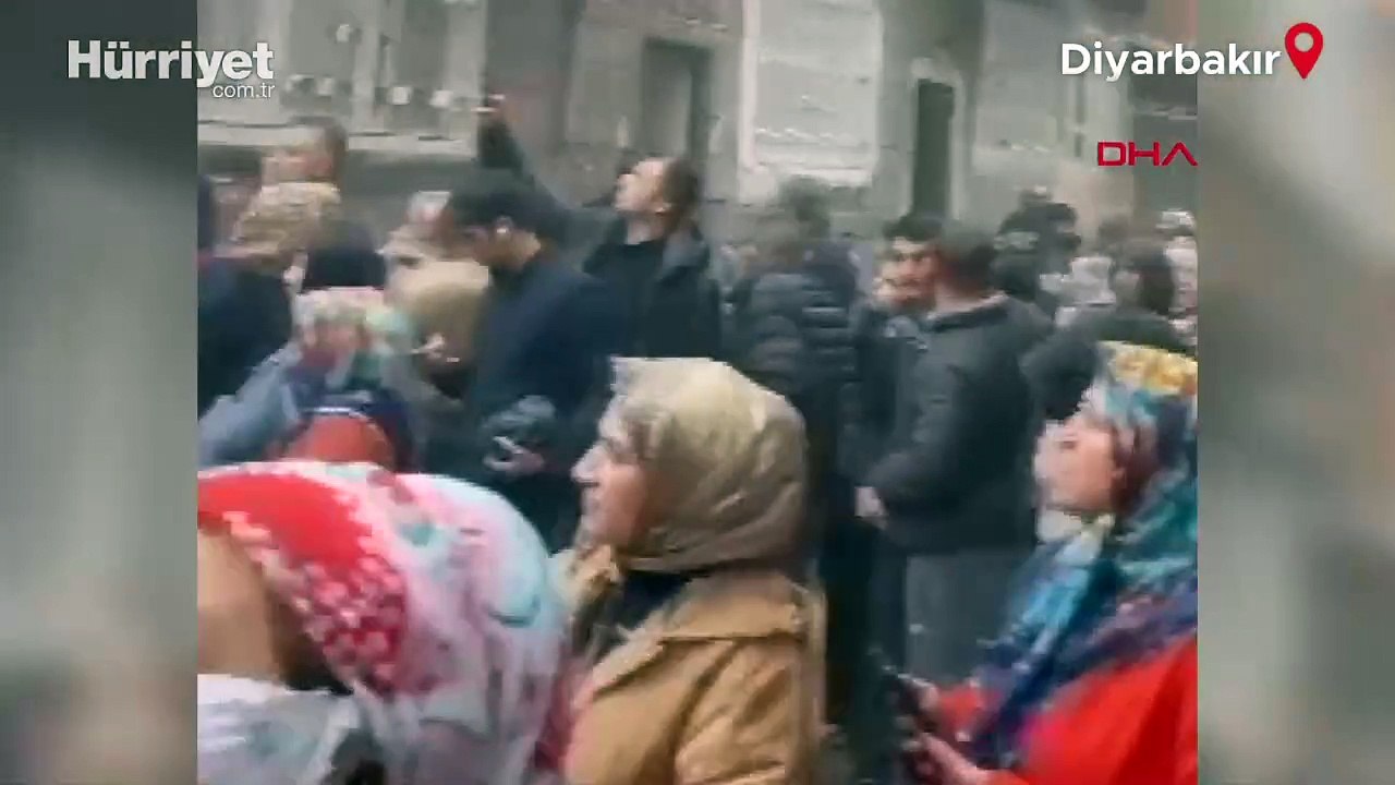 Diyarbakır’da depremde ağır hasar alan bina çöktü