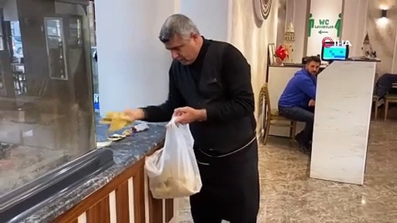 Verilen yemekleri yemeden yavrularına götüren anne köpek duygulandırdı