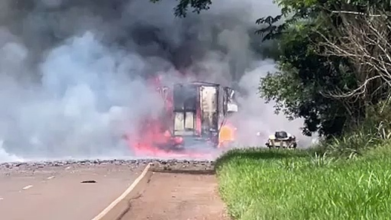 Vídeo mostra caminhão que pegou fogo com fogos de artifício em Goioerê