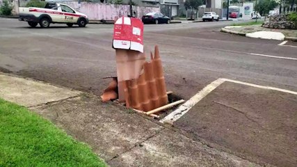 Após furto de ferragens de boca de lobo, moradores sinalizam buraco para evitar acidentes